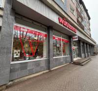 Geschäftsräume in Poprad mit einem auffälligen roten Logo am Gebäude.