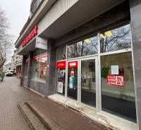 Geschäftsräume in Poprad mit großen Glasvitrinen enthalten Werbung für Rabatte.