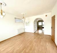 Innenraum eines Einfamilienhauses mit Holzboden und dekorativer Beleuchtung.