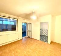 Innenraum eines Einfamilienhauses mit Holzboden, Blick auf das Zimmer und das Badezimmer.