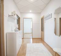 Flur in einer 4-Zimmer-Wohnung mit Holzboden, einfach eingerichtet.