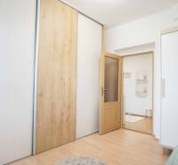 Innenraum einer 4-Zimmer-Wohnung mit Holzboden und Schiebetüren.