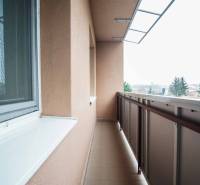 Balkon einer 4-Zimmer-Wohnung in Kolta mit Blick auf Grünflächen und die lokale Szenerie.