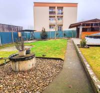 Garten bei einer 4-Zimmer-Wohnung in Kolta mit Grünflächen, Schuppen und überdachtem Außenbereich.