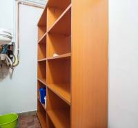 Stauraum mit Regalen und Waschbecken in einer 4-Zimmer-Wohnung.