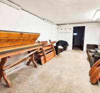 In der 4-Zimmer-Wohnung befindet sich ein Raum mit Holzmöbeln und weißen Wänden.