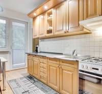 Küche in einer 4-Zimmer-Wohnung mit Holzboden und Essecke.