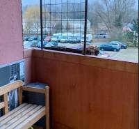 Balkon mit einer Holzbank, Blick auf geparkte Autos, Straße Jána Poničana, Bratislava - Devínska Nová Ves.