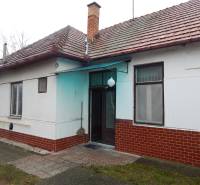 Ein Einfamilienhaus in Kravany nad Dunajom mit einem Ziegeldach und einem gepflasterten Eingang.