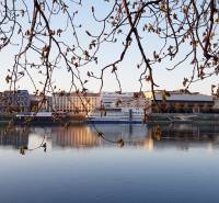 Panorama von Bratislava aus der Altstadt, Blick auf die Rázusovo Uferpromenade mit Spiegelung im Fluss.