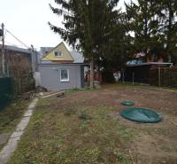 Gartenhütte in Bratislava - Ružinov, Studená Straße, umgeben von Bäumen und einem Zaun.