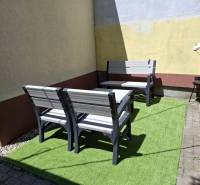 Exterieur mit Gartenmöbeln in der Studená-Straße im Stadtteil Bratislava - Ružinov.