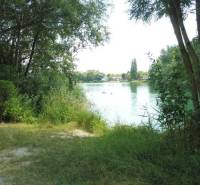 Die Natur am Wasser in Bratislava - Ružinov, Studená Chata, umgeben von Bäumen und Grün.