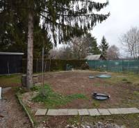 Garten bei der Hütte in Studená in Bratislava - Ružinov mit innerer Ausstattung des Grundstücks.