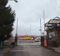 Tor und Einfahrt zu den Geschäftsräumen in der Košovská-Straße in Prievidza.