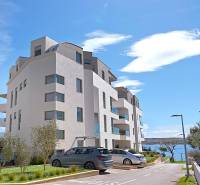 Gebäude eines Ferienapartments in der Stadt Pag, in der Nähe des Meeres. Parkplatz am Gebäude.