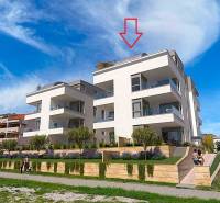 Ferienwohnung in der Stadt Pag mit moderner Architektur, angrenzendem Grün und komfortablen Balkonen.