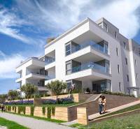 Ferienwohnung in der Stadt Pag mit Terrassen und Grünflächen in gepflegtem Außenbereich.