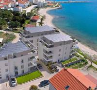 Ferienwohnung in Pag am Strand, mit Blick auf das Meer und die umliegende Landschaft.