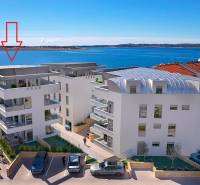 Blick auf die Meeresbucht mit einer Ferienwohnung in der Stadt Pag, moderne Architektur an der Küste.