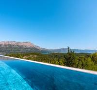 Der Blick von der Villa in Korčula auf den Pool und die Berge in der Ferne.