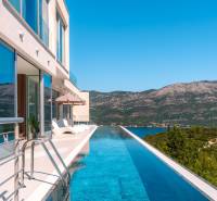 Villa in Korčula mit Pool und Blick auf die Berge und das Meer.