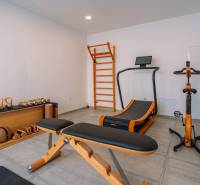 Fitnessstudio in der Villa mit Ausstattung: Bank, Laufband, Hanteln, Sprossenwand.