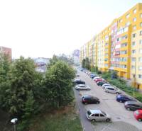 Wohnblöcke und Parkplatz in der Hany Meličkovej Straße, Bratislava - Karlova Ves.