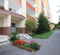 Eingang zum Wohnkomplex in der Hany Meličkovej Straße in Bratislava - Karlova Ves.