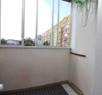 Ein verglaster Balkon in der Hany Meličkovej in Bratislava - Karlova Ves, mit vielfältigem Ausblick.