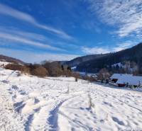 Winterlandschaft mit schneebedeckten Hütten in den Erholungsgebieten von Mýto pod Ďumbierom, Fongrub.