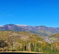 Schöne Herbstpanorama von Baugrundstücken in Mýto pod Ďumbierom, umgeben von Bergen und Wäldern.