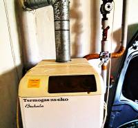 Gasheizung Termogas 25 eko mit angeschlossenen Rohrleitungen in einem Einfamilienhaus.