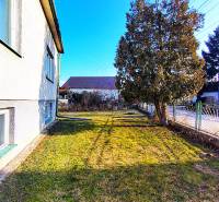 Ein Einfamilienhaus in der Sadová-Straße in Borský Mikuláš mit einem geräumigen Garten und Bäumen.