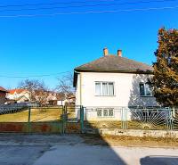 Ein Einfamilienhaus in der Sadova-Straße in Borský Mikuláš, mit zwei Schornsteinen und einem weitläufigen Hof.