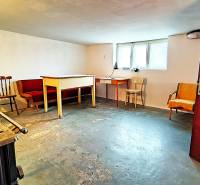 Keller in einem Einfamilienhaus mit Möbeln und Fenster, Betonboden.