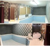 Innenraum mit Pool und Dusche in einem Einfamilienhaus aus rechteckigen Fliesen und Mosaik.