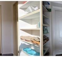 Das Innere eines Einfamilienhauses mit Schuhen auf den Regalen und weißen Türen.