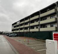 Außenansicht einer 2-Zimmer-Wohnung in der Holubej-Straße in Senec bei bewölktem Wetter.