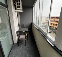 Veranda s presklením 2-izbového bytu na Holubej ulici v Senci s dlažbou a sedením.