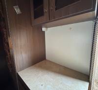 Küchenschrank mit Regal und Marmorplatte im Angebot Grundstücke - Wohnen.