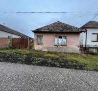 Ein Einfamilienhaus in Dubník in der Straße Dubník bietet Grundstücke zum Wohnen an.