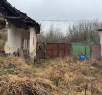 Ein Garten mit einem verfallenden Gebäude auf einem Wohnbaugrundstück in der Straße in Dubník.