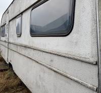 Alte Wohnwagenkonstruktion bei Dubník auf einem Grundstück im Bereich Dubník, Grundstücke - Wohnen.