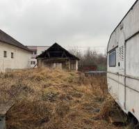 Hof in Dubník in der Straße Dubník, geeignet für Grundstücke - Wohnen mit Blick auf Gebäude und Wohnwagen.