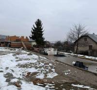 Bauplatz eines Einfamilienhauses in Višňové in der Višňová-Straße mit Schneeflächen.