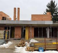 Der Bau eines Einfamilienhauses in der Višňová-Straße in Višňové, Ziegel, Baumaterial, Schneedecke.