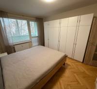 Schlafzimmer in einer 3-Zimmer-Wohnung mit Holzboden und einem großen Einbauschrank.