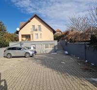 Parkplatz mit zwei Autos vor einem Einfamilienhaus in der Jelenecká-Straße in Nitra.