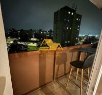 Nächtlicher Ausblick vom Balkon einer 2-Zimmer-Wohnung in Nové Zámky auf die Straße Nové Zámky.